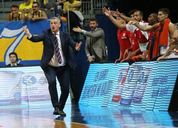 Fenerbahce Beko v Bayern Munich: Turkish Airlines Euroleague ISTANBUL, TURKEY - NOVEMBER 08: Head coach Dejan Radonjic of Bayern Munich gives tactics to his players during the Turkish Airlines Euroleague Week 7 basketball match between Fenerbahce Beko and Bayern Munich in Istanbul, Turkey on November 08, 2019. Istanbul Turkey. Editorial use only. Please get in touch for any other usage.  Copyright: x2025xAnadoluxElifxÖztürkx