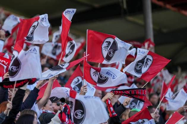Torjubel, Emotionen, Jubel, Torerfolg, Abschluss, Treffer, Fans, Fahnen , Deutschland, Fussball, GooglePixel Frauen-Bundesliga, 6.Spieltag, 2025 2026, SC Freiburg vs. Eintracht Frankfurt, 12.10.2025, Dreisamstadion, Freiburg, Deutschland DFB REGULATIONS PROHIBIT ANY USE OF PHOTOGRAPHS AS IMAGE SEQUENCES AND OR QUASI-VIDEO. Freiburg Dreisamstadion Baden-Wuerttemberg Deutschland Copyright: xArnexAmbergx