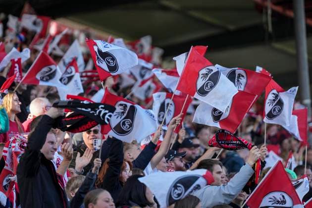 Torjubel, Emotionen, Jubel, Torerfolg, Abschluss, Treffer, Fans, Fahnen , Deutschland, Fussball, GooglePixel Frauen-Bundesliga, 6.Spieltag, 2025 2026, SC Freiburg vs. Eintracht Frankfurt, 12.10.2025, Dreisamstadion, Freiburg, Deutschland DFB REGULATIONS PROHIBIT ANY USE OF PHOTOGRAPHS AS IMAGE SEQUENCES AND OR QUASI-VIDEO. Freiburg Dreisamstadion Baden-Wuerttemberg Deutschland Copyright: xArnexAmbergx