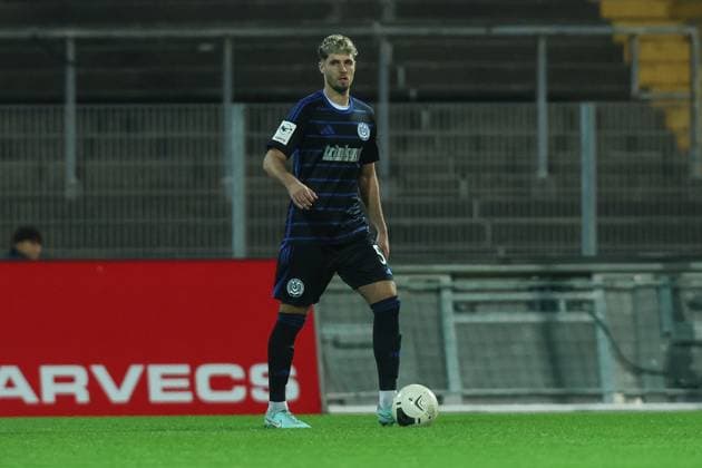 Fussball, FVN Niederrheinpokal Saison 2025 2026 Achtelfinale KFC Uerdingen - MSV Duisburg 15.10.2025, Grotenburg-Stadion Tobias Fleckstein (MSV Duisburg, 5) Krefeld Grotenburg-Stadion Nordrhein-Westfalen Deutschland