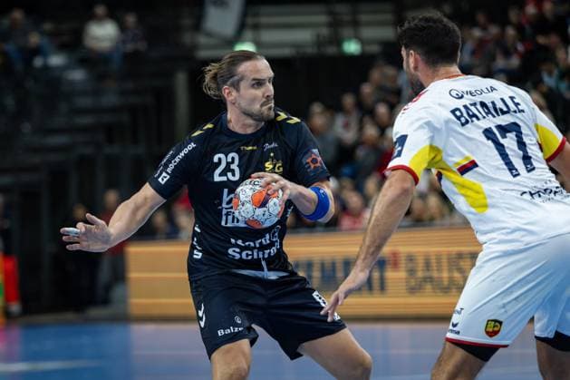 Kent Robin Tonnesen (SG Flensburg-Handewitt, 23) against Benjamin Bataille (Saint-Raphael Var Handball, 17) FLENSBURG, GERMANY - OCTOBER 14: during the EHF European League match between SG Flensburg-Handewitt vs St. Raphael at GP JOULE Arena, on matchday 1 of the Group Matches Group A on October 14, 2025 in Flensburg, Germany. Schleswig-Holstein Germany Copyright: xBEAUTIFULxSPORTS MarioxM.xKobergx