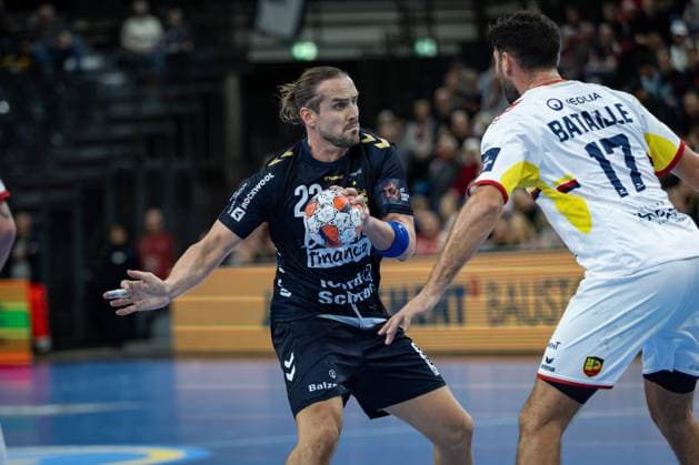 Kent Robin Tonnesen (SG Flensburg-Handewitt, 23) against Benjamin Bataille (Saint-Raphael Var Handball, 17) FLENSBURG, GERMANY - OCTOBER 14: during the EHF European League match between SG Flensburg-Handewitt vs St. Raphael at GP JOULE Arena, on matchday 1 of the Group Matches Group A on October 14, 2025 in Flensburg, Germany. Schleswig-Holstein Germany Copyright: xBEAUTIFULxSPORTS MarioxM.xKobergx