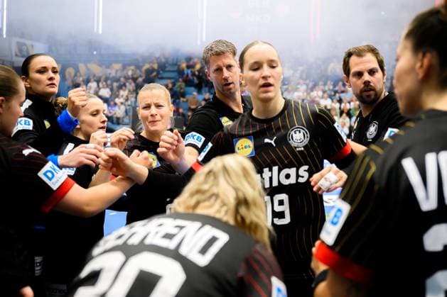 Gummersbach: Handball Frauen EM-Qualifikation, Deutschland - Nordmazedonien Antje Döll Doell (Deutschland), Trainer Markus Gaugisch (Deutschland) Gummersbach Schwalbe Arena Deutschland