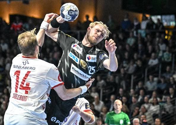 16.09.2025, xlakx, Handball, EHF Champions League, Fuechse Berlin - Kolstad Handball v.l. Magnus Gullerud (Kolstad Handball), Matthes Langhoff (Fuechse Berlin) Zweikampf, Duell, Kampf, tackle Berlin