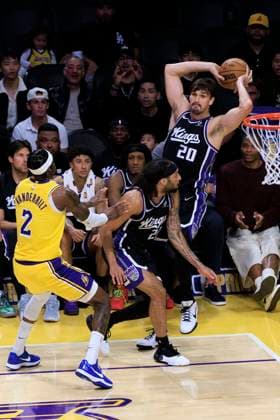 October 17, 2025, Los Angeles, California, USA: Dario Saric 20 of the Sacramento Kings passes the ball from the corner during their preseason NBA, Basketball Herren, USA game against the Los Angeles Lakers on Friday October 17, 2025 at Crypto.com Arena in Los Angeles, California. ARIANA RUIZ PI Los Angeles USA - ZUMAp124 20251017_zaa_p124_038 Copyright: xArianaxRuizx