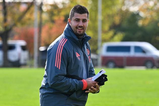 DFB U19-Nachwuchsliga: SpVgg Unterhaching - FC Bayern München U19; 18.10.2025 im Bild ein glücklicher Peter GAYDAROV Trainer FC Bayern München U19 Einzelfoto Freisteller U19 DFB Nachwuchsliga: SpVgg Unterhaching - FC Bayern München; Sportschule Oberhaching am 18.10.2025 Copyright: xBEAUTIFULxSPORTS Goldbergx