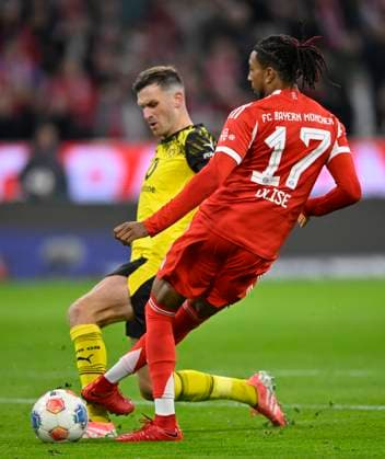 Zweikampf, Aktion Michael Olise FC Bayern Muenchen FCB (17) gegen Pascal Gross Borussia Dortmund BVB (13) FC Bayern Muenchen FCB vs Borussia Dortmund BVB Classico 18.10.2025 DFL REGULATIONS PROHIBIT ANY USE OF PHOTOGRAPHS AS IMAGE SEQUENCES AND OR QUASI-VIDEO FC Bayern Muenchen FCB vs Borussia Dortmund BVB Classico