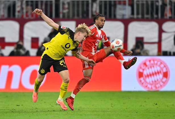 Zweikampf, Aktion Michael Olise FC Bayern Muenchen FCB (17) Daniel Svensson Borussia Dortmund BVB (24) FC Bayern Muenchen FCB vs Borussia Dortmund BVB Classico 18.10.2025 DFL REGULATIONS PROHIBIT ANY USE OF PHOTOGRAPHS AS IMAGE SEQUENCES AND OR QUASI-VIDEO FC Bayern Muenchen FCB vs Borussia Dortmund BVB Classico