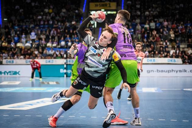 Tobias Schjolberg Grondahl (Fuechse Berlin, 15) vs. Ivan Snajder (TVB Stuttgart, 10) GER, TVB 1898 Stuttgart - Fuechse Berlin, DAIKIN HBL, Handball, Bundesliga, 9. Spieltag, Spielzeit 2025 2026, 19.10.2025 GER, TVB 1898 Stuttgart - Fuechse Berlin, DAIKIN HBL, Handball, Bundesliga, 9. Spieltag, Spielzeit 2025 2026, 19.10.2025 Stuttgart Copyright: xSandyxDinkelackerx EP_SDR
