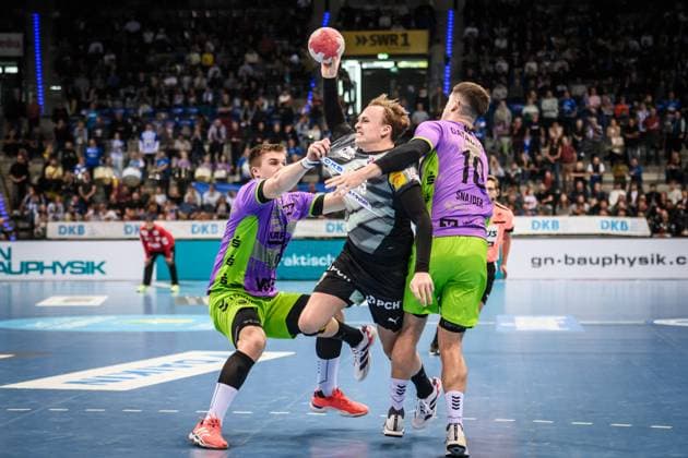 Tobias Schjolberg Grondahl (Fuechse Berlin, 15) in der Zange von Gianfranco Pribetic (TVB Stuttgart, 09), li. und Ivan Snajder (TVB Stuttgart, 10), re. GER, TVB 1898 Stuttgart - Fuechse Berlin, DAIKIN HBL, Handball, Bundesliga, 9. Spieltag, Spielzeit 2025 2026, 19.10.2025 GER, TVB 1898 Stuttgart - Fuechse Berlin, DAIKIN HBL, Handball, Bundesliga, 9. Spieltag, Spielzeit 2025 2026, 19.10.2025 Stuttgart Copyright: xSandyxDinkelackerx EP_SDR