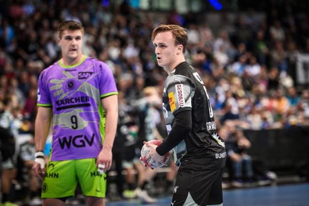 Tobias Schjolberg Grondahl (Fuechse Berlin, 15) - Sieben-Meter, li. unscharf: Gianfranco Pribetic (TVB Stuttgart, 09) GER, TVB 1898 Stuttgart - Fuechse Berlin, DAIKIN HBL, Handball, Bundesliga, 9. Spieltag, Spielzeit 2025 2026, 19.10.2025 GER, TVB 1898 Stuttgart - Fuechse Berlin, DAIKIN HBL, Handball, Bundesliga, 9. Spieltag, Spielzeit 2025 2026, 19.10.2025 Stuttgart Copyright: xSandyxDinkelackerx EP_SDR