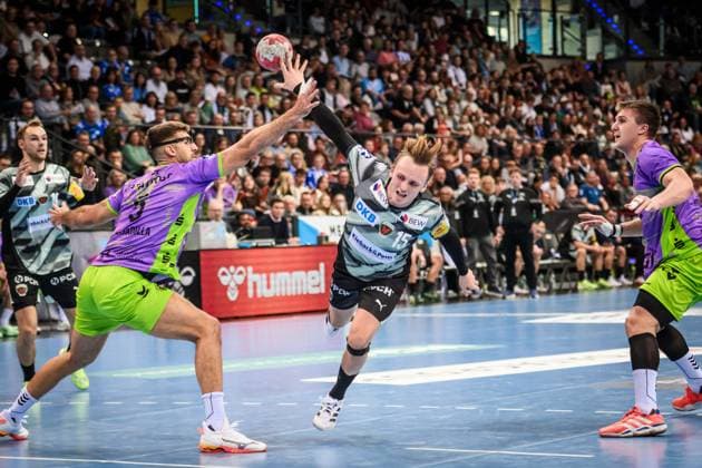 Tobias Schjolberg Grondahl (Fuechse Berlin, 15) zwischen Antonio Serradilla (TVB Stuttgart, 05), li. und Gianfranco Pribetic (TVB Stuttgart, 09), re. GER, TVB 1898 Stuttgart - Fuechse Berlin, DAIKIN HBL, Handball, Bundesliga, 9. Spieltag, Spielzeit 2025 2026, 19.10.2025 GER, TVB 1898 Stuttgart - Fuechse Berlin, DAIKIN HBL, Handball, Bundesliga, 9. Spieltag, Spielzeit 2025 2026, 19.10.2025 Stuttgart Copyright: xSandyxDinkelackerx EP_SDR