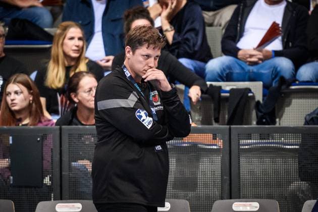 Nikolej Krickau (Fuechse Berlin, Trainer)- kritischer Blick vom Spielfeldrand GER, TVB 1898 Stuttgart - Fuechse Berlin, DAIKIN HBL, Handball, Bundesliga, 9. Spieltag, Spielzeit 2025 2026, 19.10.2025 GER, TVB 1898 Stuttgart - Fuechse Berlin, DAIKIN HBL, Handball, Bundesliga, 9. Spieltag, Spielzeit 2025 2026, 19.10.2025 Stuttgart Copyright: xSandyxDinkelackerx EP_SDR