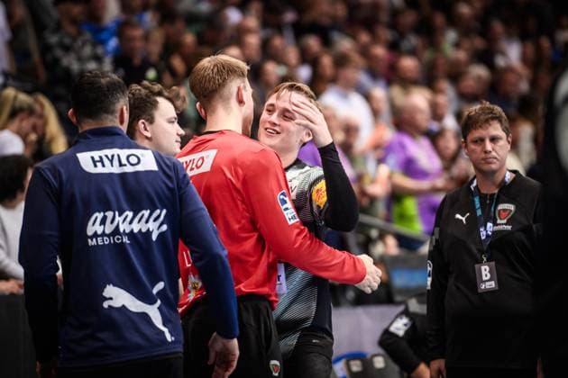 Tobias Schjolberg Grondahl (Fuechse Berlin, 15) und Lasse Ludwig (Fuechse Berlin, 01) - freuen sich gemeinsam ueber Auswaertssieg in Stuttgart GER, TVB 1898 Stuttgart - Fuechse Berlin, DAIKIN HBL, Handball, Bundesliga, 9. Spieltag, Spielzeit 2025 2026, 19.10.2025 GER, TVB 1898 Stuttgart - Fuechse Berlin, DAIKIN HBL, Handball, Bundesliga, 9. Spieltag, Spielzeit 2025 2026, 19.10.2025 Stuttgart Copyright: xSandyxDinkelackerx EP_SDR
