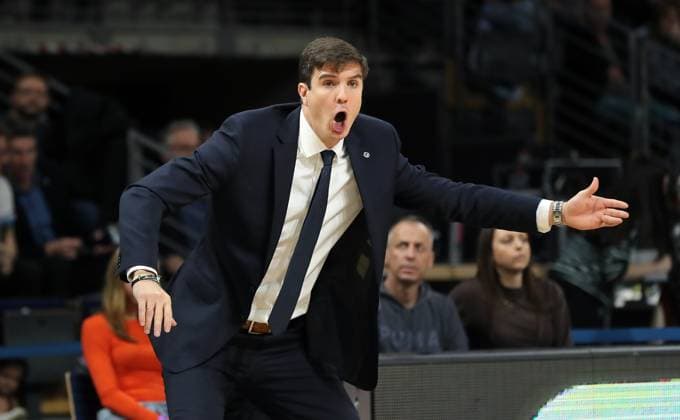 Trainer Pedro Calles gibt Anweisungen Aktion Oberkörper Basketball BBL Pokal Herren Achtelfinale Saison 2025 2026 19.10.2025 ALBA Berlin vs ratiopharm Ulm