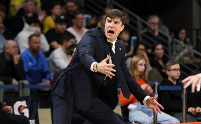 Trainer Pedro Calles gibt Anweisungen Aktion Oberkörper Basketball BBL Pokal Herren Achtelfinale Saison 2025 2026 19.10.2025 ALBA Berlin vs ratiopharm Ulm