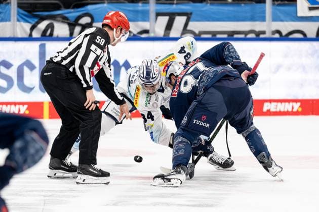 Linesperson Jonas Reinold fuehrt ein Bully Faceoff aus zwischen Trevor Parkes (Dresdner Eisloewen, 84) und Gabriel Fontaine (EHC Red Bull Muenchen, 97) GER, EHC Red Bull Muenchen vs. Dresdner Eisloewen, Eishockey, DEL, 12. Spieltag, Saison 2025 2026, 19.10.2025. GER, EHC Red Bull Muenchen vs. Dresdner Eisloewen, Eishockey, DEL, 12. Spieltag, Saison 2025 2026, 19.10.2025. Muenchen Copyright: xEibner-Pressefoto FranzxFeinerx EP_HFR