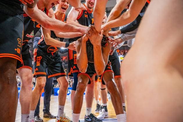 1. Basketball Bundesliga, easyCredit BBL, Saison 2025 2026, Herren, Pokal. Achtelfinale, 19.10.2025, RASTA Vechta - NINERS Chemnitz Das Team von RASTA Vechta und Alonzo Verge ( 11 - RASTA Vechta) nach der Partie Vechta RASTA Dome Niedersachsen Deutschland