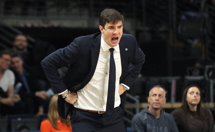 Trainer Pedro Calles gibt Anweisungen Aktion Oberkörper Basketball BBL Pokal Herren Achtelfinale Saison 2025 2026 19.10.2025 ALBA Berlin vs ratiopharm Ulm