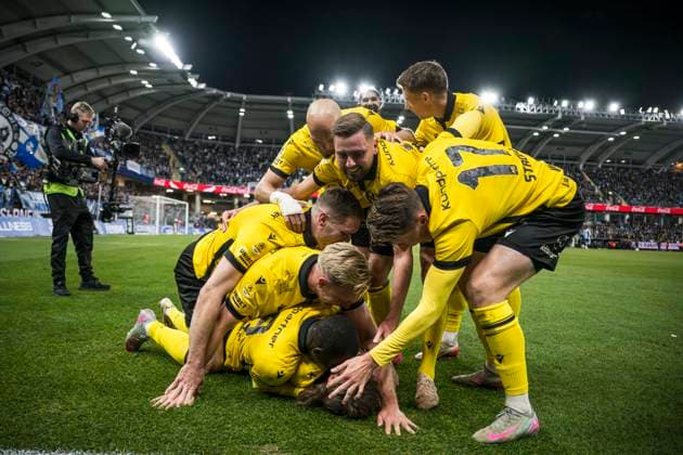 251020 Mjällbys Tom Pettersson jublar med lagkamrater efter 0-2 under fotbollsmatchen i Allsvenskan mellan IFK Göteborg och Mjällby den 20 oktober 2025 i Göteborg. Copyright: MATHIASxBERGELD BB251020MB030