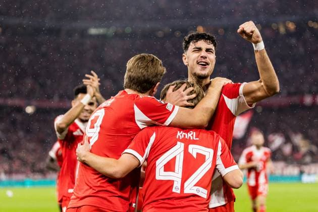 UEFA Champions League: FC Bayern Munich vs. Club Brugge KV, 22.10.2025 MUNICH, GERMANY - OCTOBER 22: Lennart Karl (FC Bayern Munich, 42) celebrates his 1:0 goal with his teammates Harry Kane (FC Bayern Munich, 9) and Aleksandar Pavlovic (FC Bayern Munich, 45) during the UEFA Champions League match between FC Bayern Munich vs. Club Brugge KV at Allianz Arena on matchday 3 of the UEFA Champions League Season 2025 26 on October 22, 2025 in Munich, Germany. Copyright: xBEAUTIFULxSPORTS Wunderlx