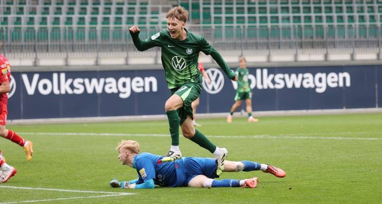 U19: VfL Wolfsburg vs FC Rot-Weiß Erfurt Wolfsburg, 25.10.2025, Fußball, A-Junioren, U19, DFB-Nachwuchsliga, Vorrunde, VfL Wolfsburg (grüne Trikots) vs FC Rot-Weiß Erfurt (rote Trikots), Bild zeigt: Jubel über das Tor zum 1:0 für den VfL durch Karlo Simic (VfL, 17) Wolfsburg