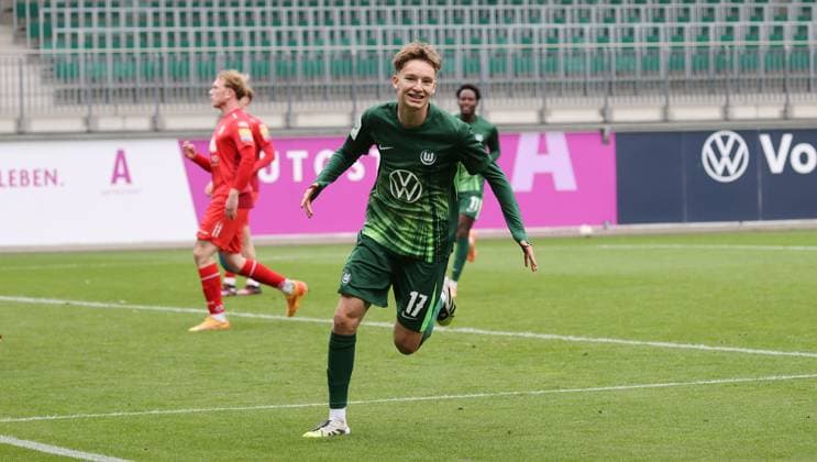 U19: VfL Wolfsburg vs FC Rot-Weiß Erfurt Wolfsburg, 25.10.2025, Fußball, A-Junioren, U19, DFB-Nachwuchsliga, Vorrunde, VfL Wolfsburg (grüne Trikots) vs FC Rot-Weiß Erfurt (rote Trikots), Bild zeigt: Jubel über das Tor zum 1:0 für den VfL durch Karlo Simic (VfL, 17) Wolfsburg