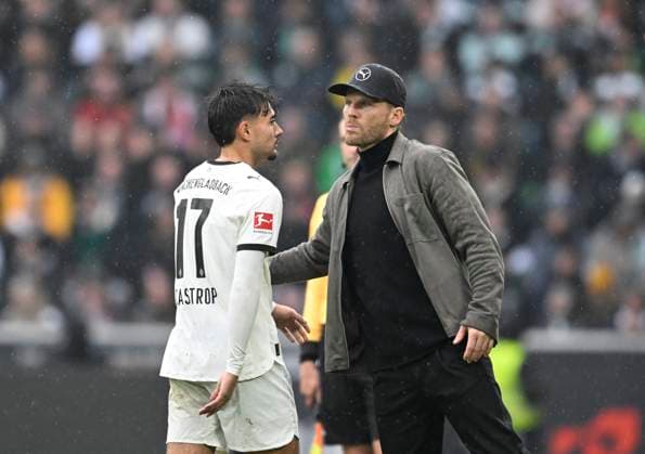 v.l. Jens Castrop (Bor. Mönchengladbach), Trainer Eugen Polanski (Bor. Mönchengladbach) nach der Roten Karte Fussball 1. Bundesliga, 8.Spieltag, Borussia Moenchengladbach - Bayern Muenchen, am 25.10.2025 in Moenchengladbach Deutschland. DFL regulations prohibit any use of photographs as image sequences and or quasi-video Â