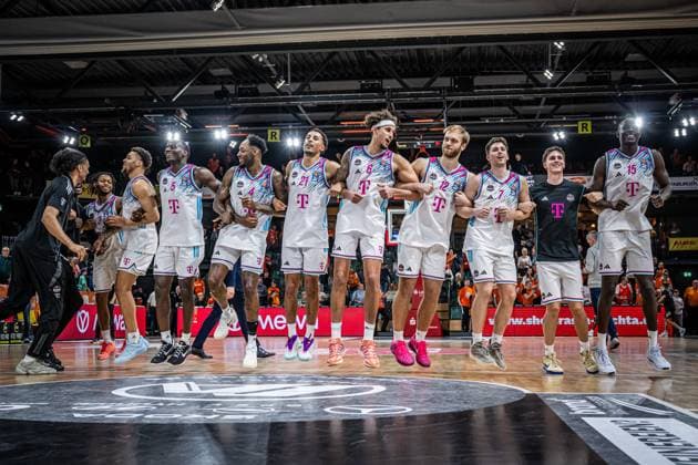 1. Basketball Bundesliga, easyCredit BBL, Saison 2025 2026, Herren, Hauptrunde, 5. Spieltag, 25.10.2025, RASTA Vechta - Telekom Baskets Bonn Das Team der Telekom Baskets Bonn nach der Partie Vechta RASTA Dome Niedersachsen Deutschland