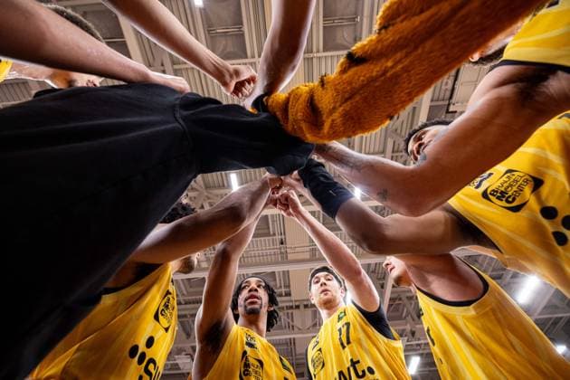 Tigers Tuebingen - SBB Baskets Wolmirstedt, Herren, 2. Bundesliga, Barmer 2. Basketball Bundesliga, pro A, 5. Spieltag, Spielzeit 2025 2026, 25.10.2025 Das Team der Tigers Tuebingen steckt nach dem Sieg die Faeuste zusammen