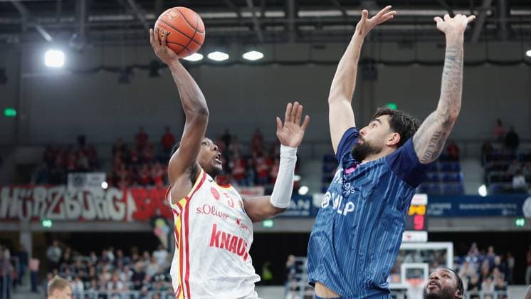 Im Bild: v.li. Marcus Carr(Wuerzburg Baskets, 5) gegen Marcel Keßen (MLP Academics Heidelberg, 15) 25.10.2025, Basketball, MLP Academics Heidelberg - Fitness First Wuerzburg Baskets, easyCredit BBL, 5. Spieltag, Deutschland, Heidelberg, SNP Dome, Copyright: HMBxMedia xJulienxBecker