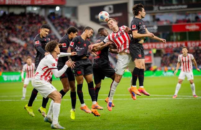 Sport Bilder des Tages Leverkusen, Germany. 26th Oct 2025. . Matthias Ginter (Freiburg) Derry Scherhant (Freiburg) Equi Fernandez (Leverkusen) Jarell Quansah (Leverkusen) Arthur (Leverkusen) Christian Kofane (Leverkusen) Jonas Hofmann (Leverkusen) Bayer Leverkusen - SC Freiburg 26.10.2025