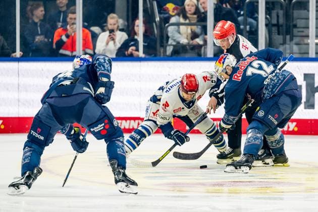 Linesperson Jonas Reinold fuehrt ein Bully Faceoff aus zwischen Tylor Spink (Schwenninger Wild Wings, 90) und Brady Ferguson (EHC Red Bull Muenchen, 12) GER, EHC Red Bull Muenchen vs. Schwenninger Wild Wings, Eishockey, DEL, 14. Spieltag, Saison 2025 2026, 26.10.2025. GER, EHC Red Bull Muenchen vs. Schwenninger Wild Wings, Eishockey, DEL, 14. Spieltag, Saison 2025 2026, 26.10.2025. Muenchen Copyright: xEibner-Pressefoto HeikexFeinerx EP_HFR