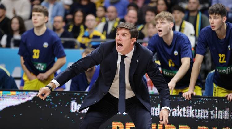 Trainer Pedro Calles gibt Anweisungen Aktion Oberkörper Basketball BBL Bundesliga Herren 5. Spieltag Saison 2025 2026 26.10.2025 ALBA Berlin vs. Bayern München
