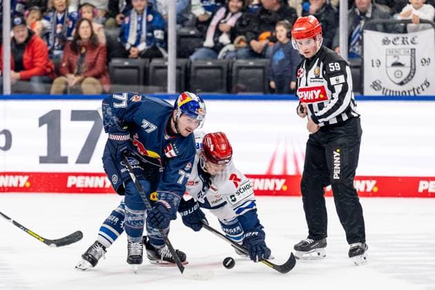 Linesperson Jonas Reinold fuehrt ein Bully Faceoff aus zwischen Adam Brooks (EHC Red Bull Muenchen, 77) und Boaz Bassen (Schwenninger Wild Wings, 64) GER, EHC Red Bull Muenchen vs. Schwenninger Wild Wings, Eishockey, DEL, 14. Spieltag, Saison 2025 2026, 26.10.2025. GER, EHC Red Bull Muenchen vs. Schwenninger Wild Wings, Eishockey, DEL, 14. Spieltag, Saison 2025 2026, 26.10.2025. Muenchen Copyright: xEibner-Pressefoto HeikexFeinerx EP_HFR
