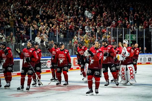 Eishockey Penny-DEL 14. Spieltag Kölner Haie - Löwen Frankfurt am 26.10.2025 in der Lanxess Arena in Köln Die Kölner Spieler feiern mit den Fans auf der Ehrenrunde den 5:0 Sieg Gemäß den Vorgaben der DEL Deutsche Eishockey Liga ist die Publikation und Weiterverwertung der Aufnahmen in elektronischen Medien und Endgeräten aller Art während des laufenden Spiels nicht zulässig.