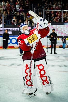 Eishockey Penny-DEL 14. Spieltag Kölner Haie - Löwen Frankfurt am 26.10.2025 in der Lanxess Arena in Köln Kölns Neuzugang Janne Juvonen ( Köln ), feiert mit den Fans den 5:0 Sieg und seinen Shutout Gemäß den Vorgaben der DEL Deutsche Eishockey Liga ist die Publikation und Weiterverwertung der Aufnahmen in elektronischen Medien und Endgeräten aller Art während des laufenden Spiels nicht zulässig.
