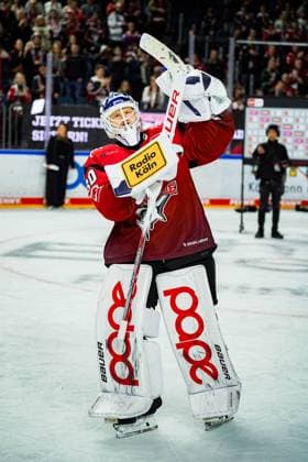 Eishockey Penny-DEL 14. Spieltag Kölner Haie - Löwen Frankfurt am 26.10.2025 in der Lanxess Arena in Köln Kölns Neuzugang Janne Juvonen ( Köln ), feiert mit den Fans den 5:0 Sieg und seinen Shutout Gemäß den Vorgaben der DEL Deutsche Eishockey Liga ist die Publikation und Weiterverwertung der Aufnahmen in elektronischen Medien und Endgeräten aller Art während des laufenden Spiels nicht zulässig.
