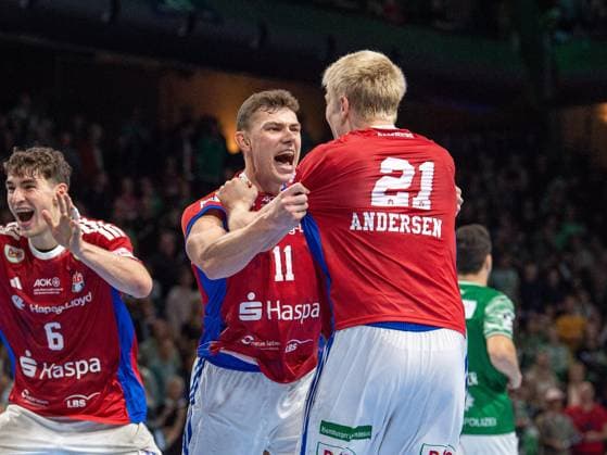 Handball, Herren, Saison 2025 2026, DAIKIN Handball-Bundesliga (10. Spieltag), Füchse Berlin - HSV Hamburg, v.l. Elias Kofler (Hamburg), Nicolaj Jörgensen (Hamburg), Frederik Bo Andersen (Hamburg), Jubel nach Spielende, 26.10.2025, Copyright: xSebastianxRäppold MatthiasxKochx