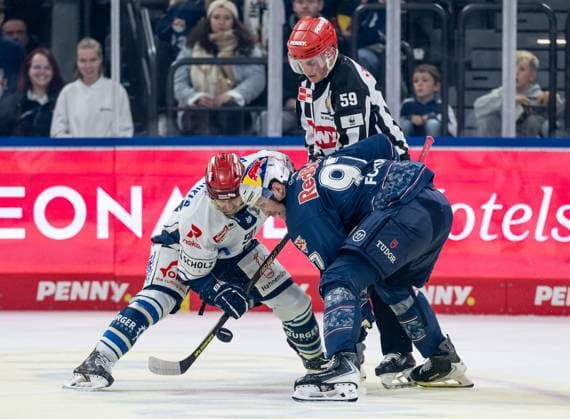 Linesperson Jonas Reinold fuehrt ein Bully Faceoff aus zwischen Tylor Spink (Schwenninger Wild Wings, 90) und Gabriel Fontaine (EHC Red Bull Muenchen, 97) GER, EHC Red Bull Muenchen vs. Schwenninger Wild Wings, Eishockey, DEL, 14. Spieltag, Saison 2025 2026, 26.10.2025. GER, EHC Red Bull Muenchen vs. Schwenninger Wild Wings, Eishockey, DEL, 14. Spieltag, Saison 2025 2026, 26.10.2025. Muenchen Copyright: xEibner-Pressefoto HeikexFeinerx EP_HFR