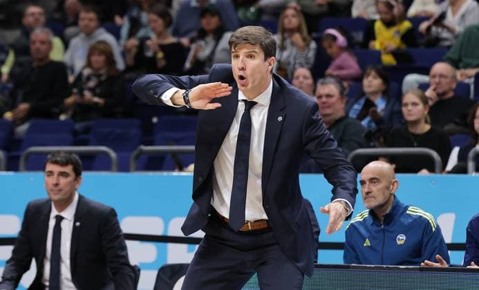 Trainer Pedro Calles gibt Anweisungen Aktion Oberkörper Basketball BBL Bundesliga Herren 5. Spieltag Saison 2025 2026 26.10.2025 ALBA Berlin vs. Bayern München
