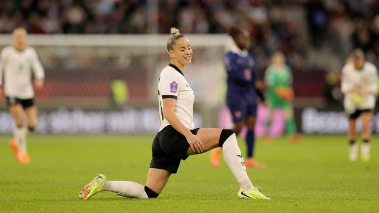Foto : gute Laune bei Giulia GWINN ( Deutschland ) Fussball Länderspiel der Damen am Fr. 24.10.2025 in Düsseldorf Deutschland - Frankreich