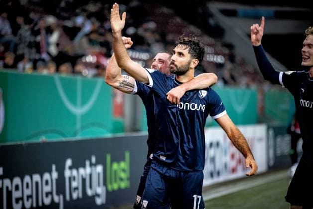 Fussball, Saison 2025 2026, DFB-Pokal, WWK-Arena Augsburg, 2. Runde, FC Augsburg - VfL Bochum, 28.10.2025 28.10.2025, Fussball, Saison 2025 2026, DFB-Pokal, WWK-Arena Augsburg, 2. Runde, FC Augsburg - VfL Bochum, Torjubel Jubel Freude nach Treffer Tor Torschuss zum 0:1 durch 17 Gerrit Holtmann (VfL Bochum). Foto: Lucca Fundel Augsburg WWK-Arena Bayern Deutschland