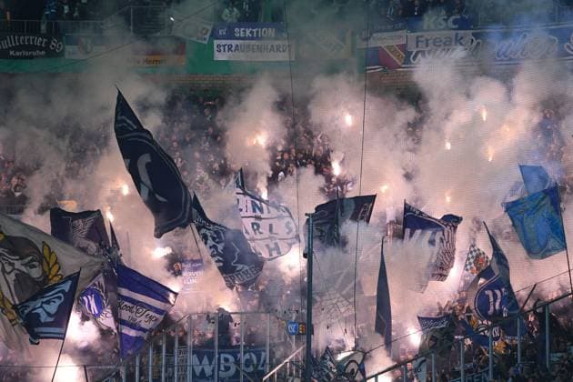 Fußball DFB-Pokal 2. Runde Borussia Mönchengladbach - Karlsruher SC am 28.10.2025 im Borussia-Park in Mönchengladbach Karlsruher Fans zünden Bengalos Pyro Pyrotechnik Leuchtkörper Rauchbomben im Fanblock DFB regulations prohibit any use of photographs as image sequences and or quasi-video.