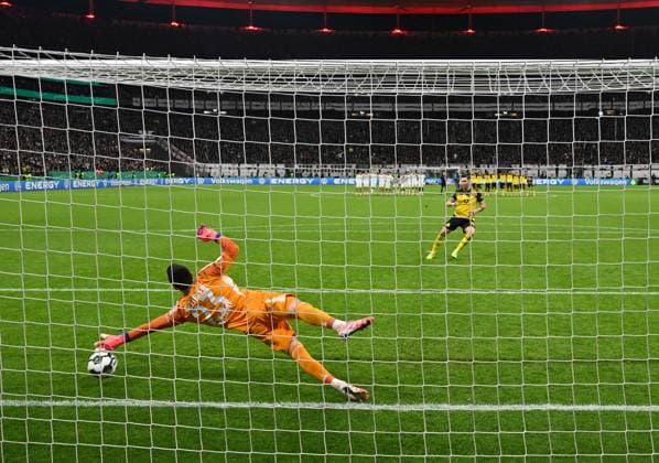 28.10.2025, xpsx, Fussball DFB Pokal 2.Runde, Eintracht Frankfurt - Borussia Dortmund v.l. Michael Zetterer (Eintracht Frankfurt), Niklas Suele (Borussia Dortmund) trifft Elfmeter, Strafstoss, Elfmeterschiessen (DFL DFB REGULATIONS PROHIBIT ANY USE OF PHOTOGRAPHS as IMAGE SEQUENCES and or QUASI-VIDEO) Frankfurt am Main