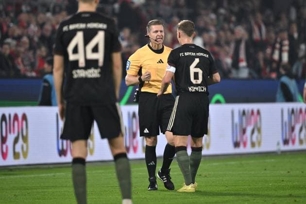 Joshua Kimmich (Bayern Muenchen) reklamiert bei Schiedsrichter Tobias Welz 29.10.2025, Fussball DFB Pokal, Saison 2025 2026, 2. Runde, 1. FC Köln - FC Bayern München DFB regulations prohibit any use of photographs as image sequences and or quasi-video Koeln Rhein Energie Stadion Nordrhein Westfalen Deutschland