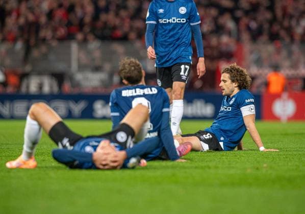 Fußball, Herren, Saison 2025 2026, DFB-Pokal (2. Runde), 1. FC Union Berlin - DSC Arminia Bielefeld, v. l. Julian Kania (Bielefeld), Felix Hagmann (Bielefeld), Mael Corboz (Bielefeld), Enttäuschung nach Abpfiff, 29.10.2025, Copyright: xSebastianxRäppold MatthiasxKochx