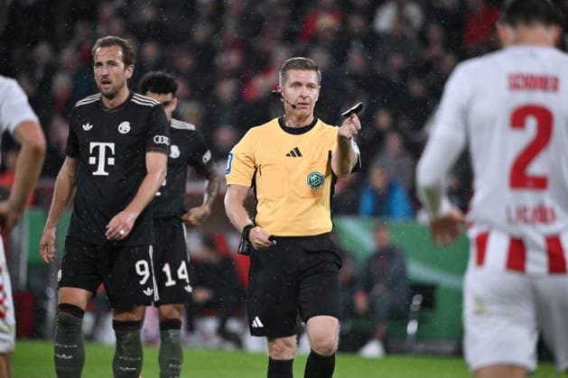 Schiedsrichter Tobias Welz mit einem kleinen Schienbeinschützer 29.10.2025, Fussball DFB Pokal, Saison 2025 2026, 2. Runde, 1. FC Köln - FC Bayern München 1:4 DFB regulations prohibit any use of photographs as image sequences and or quasi-video Koeln Rhein Energie Stadion Nordrhein Westfalen Deutschland