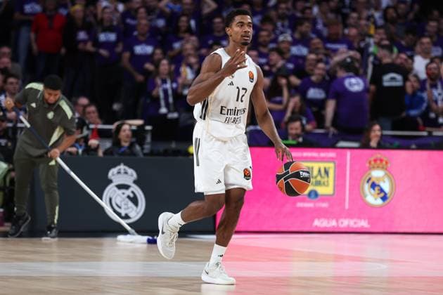October 21, 2025, Madrid, Madrid, SPAIN: Theo Maledon of Real Madrid in action during the Turkish Airlines EuroLeague Regular Season Round 8 match between Real Madrid and Fenerbahce Beko Istanbul at Movistar Arena on October 30, 2025 in Madrid, Spain. Madrid SPAIN - ZUMAa181 20251021_zaa_a181_471 Copyright: xIrinaxR.xHipolitox