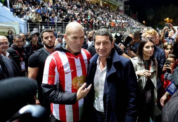 Zinedine Zidane et David Lisnard, Maire de Cannes durant la première édition du « match des légendes » opposant l équipe des Légendes, les anciens de Cannes, à l équipe des Etoiles avec pour capitaine Didier Deschamps, au stade Pierre de Coubertin à Cannes, le 30 octobre 2025. Les Légendes cannoises, coachées par Luis Fernandez et supportées par Zinedine Zidane qui portait les couleurs cannoises, mais qui n a pas joué, ont remporté le match 3 à 2. Tous les bénéfices de la soirée seront reversés aux associations les Etoiles de l Espoir, à l association Adrien et à l association Clin d Oeil, qui oeuvrent pour les plus démunis et la jeunesse. Dominique Jacovides Bruno Bebert Bestimage First edition of the ‘match of legends’ between the Legends team, former Cannes players, and the Stars team captained by D. Deschamps, at the Pierre-de-Coubertin stadium in Cannes on october 30th 2025 Cannes France Copyright: xDominiquexJacovidesx-xBrunoxBebertx xBestimagexDominiquexJacovidesx-xBrunoxBebertx xBestimagex